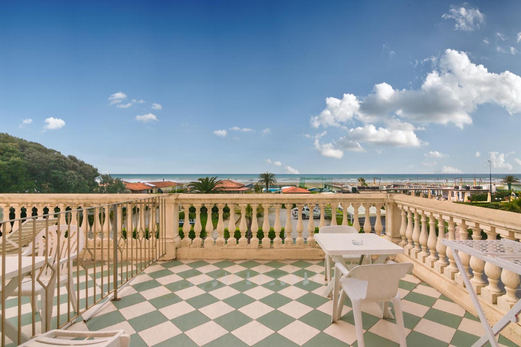 Hotel Happy Marina di Pietrasanta Buitenkant foto